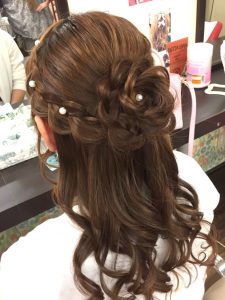 バックに大きなワンポイント 編み込みお花ハーフアップ 新宿歌舞伎町の美容室 Hair Set Up S ヘアセット メイク 着付け